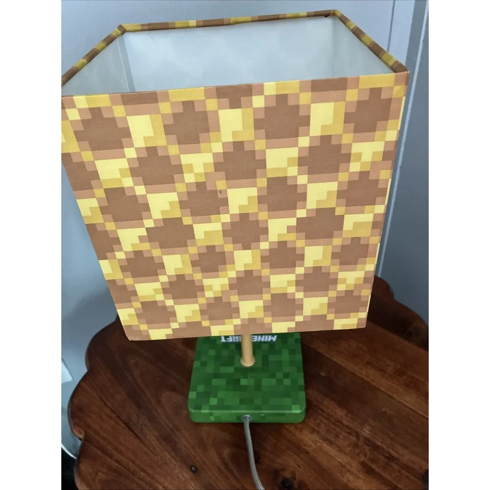 Minecraft  Beehive Block Lamp w/ Bee Lamp Pull 14
